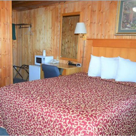 Green Acre Motel By Oyo Near Rush County Airport La Crosse Exterior foto
