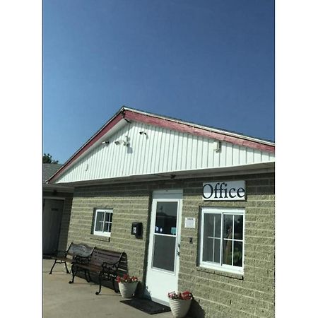 Green Acre Motel By Oyo Near Rush County Airport La Crosse Exterior foto