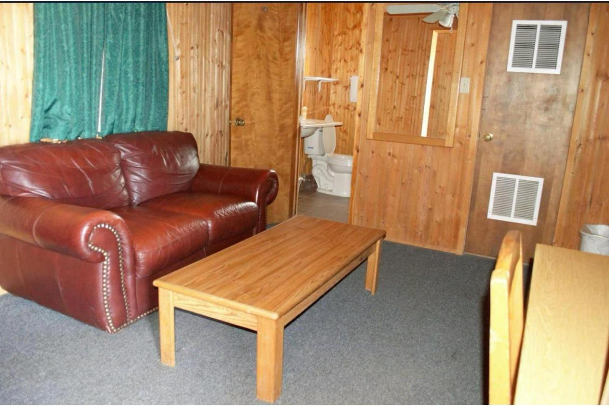 Green Acre Motel By Oyo Near Rush County Airport La Crosse Exterior foto