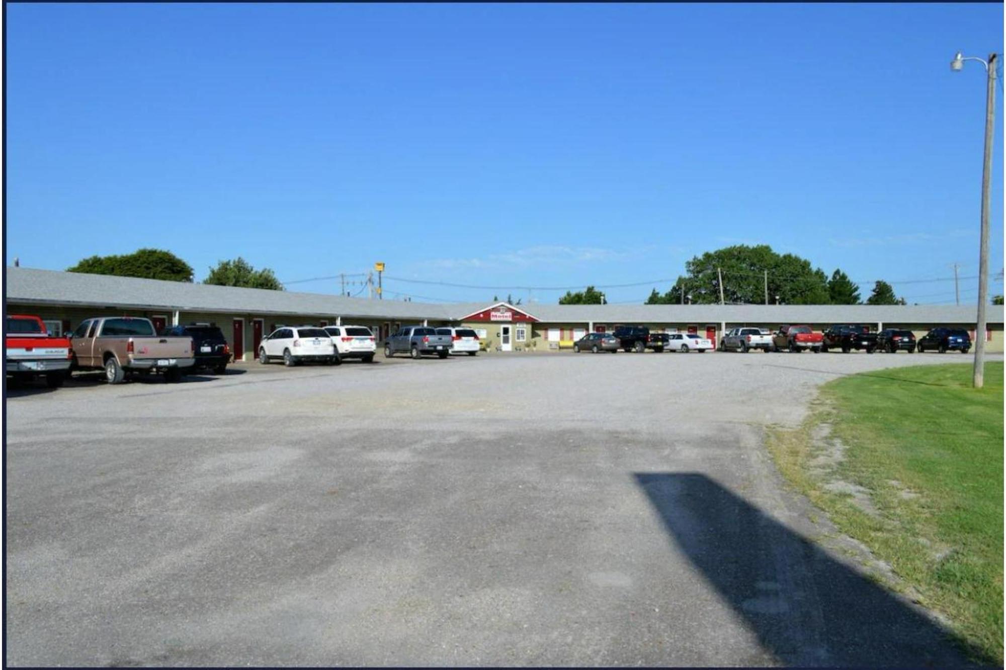 Green Acre Motel By Oyo Near Rush County Airport La Crosse Exterior foto