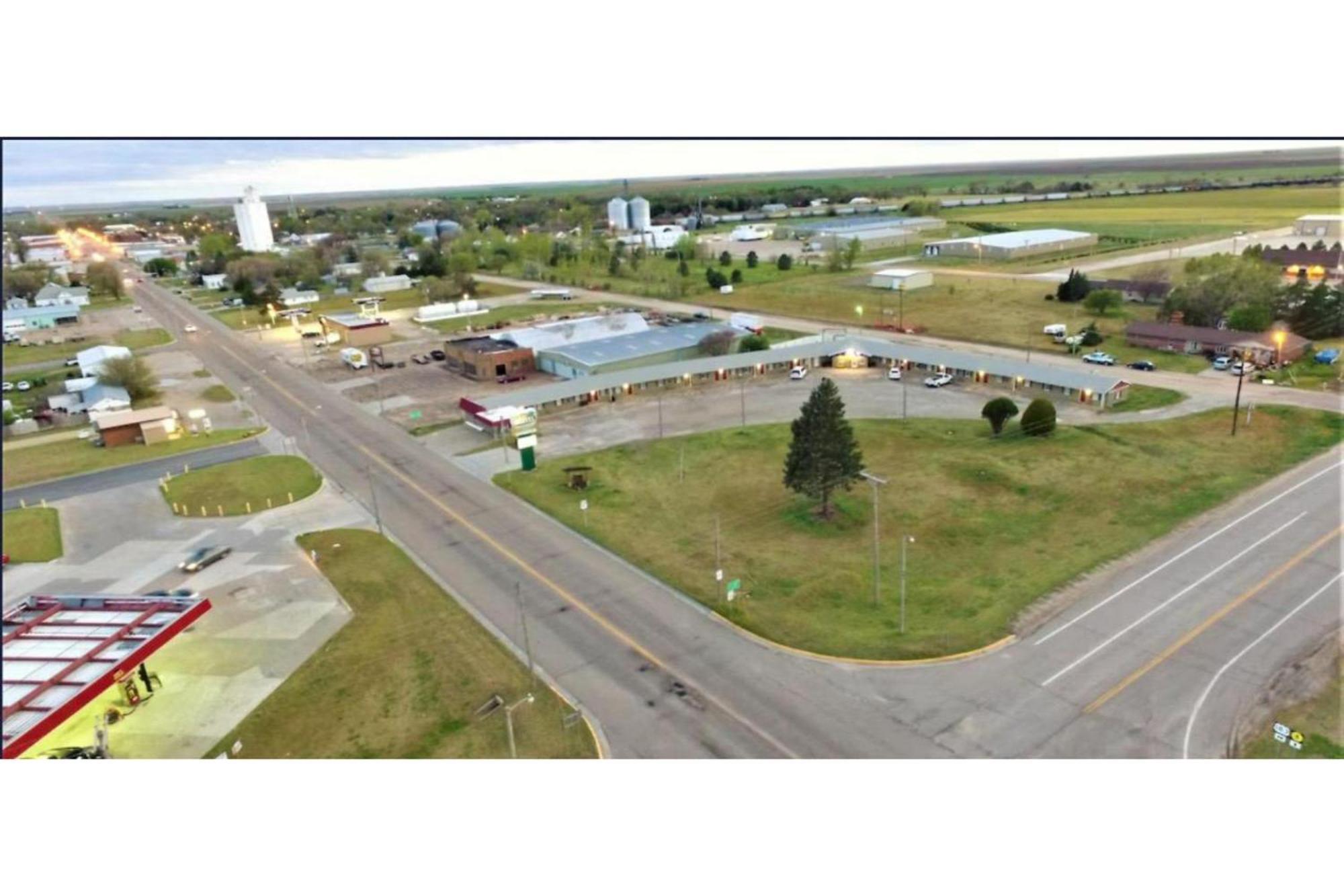 Green Acre Motel By Oyo Near Rush County Airport La Crosse Exterior foto