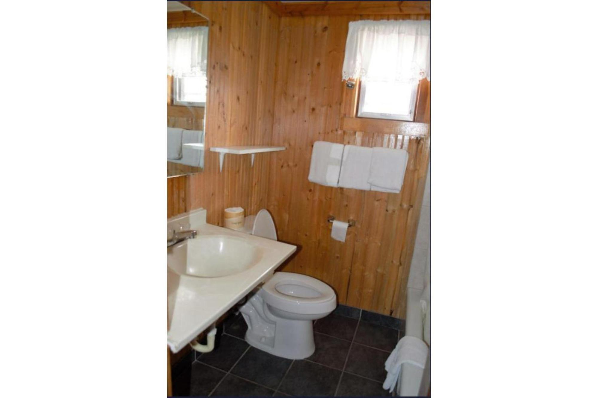 Green Acre Motel By Oyo Near Rush County Airport La Crosse Exterior foto