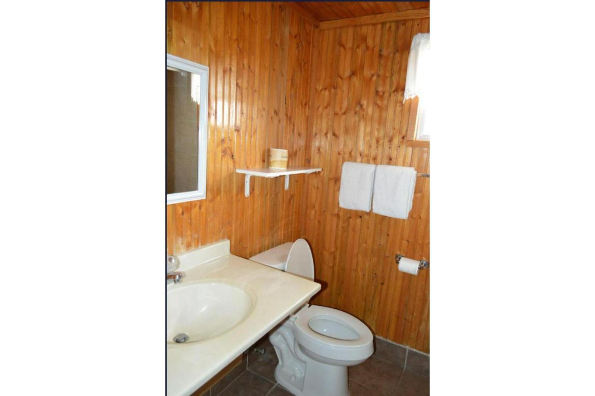 Green Acre Motel By Oyo Near Rush County Airport La Crosse Exterior foto