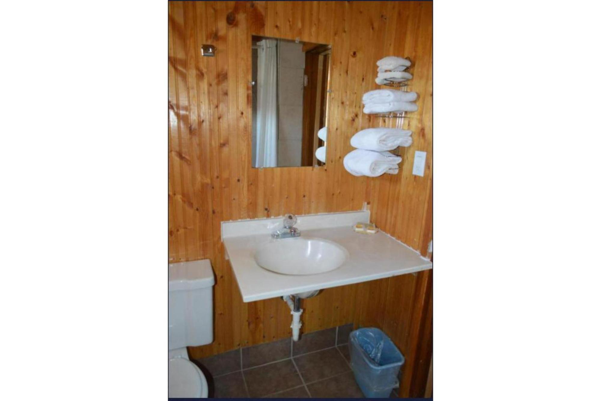 Green Acre Motel By Oyo Near Rush County Airport La Crosse Exterior foto